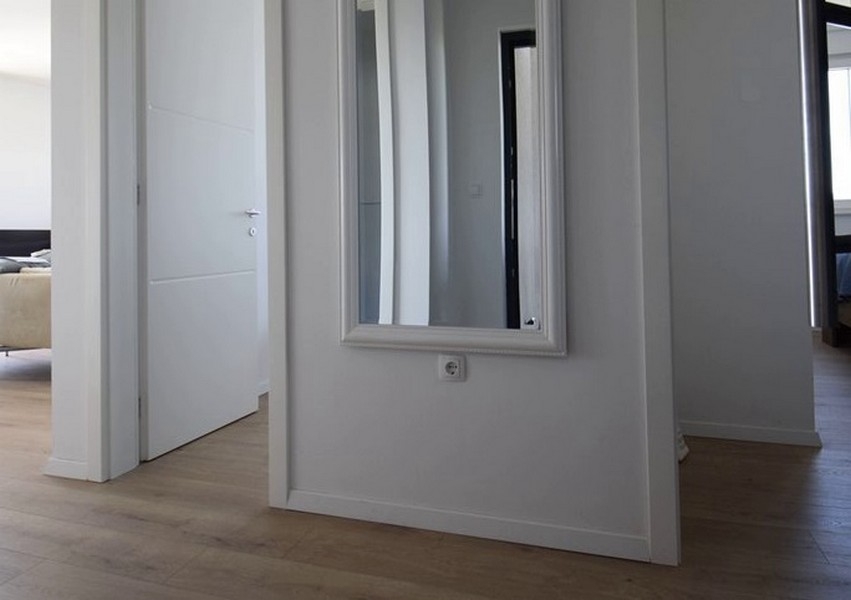 Przedpokój z lustrem ściennym i dostępem do pokoi