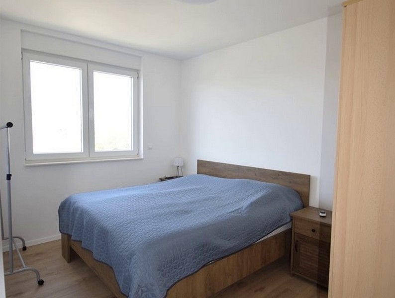 Sypialnia z podwójnym łóżkiem i stolikiem nocnym