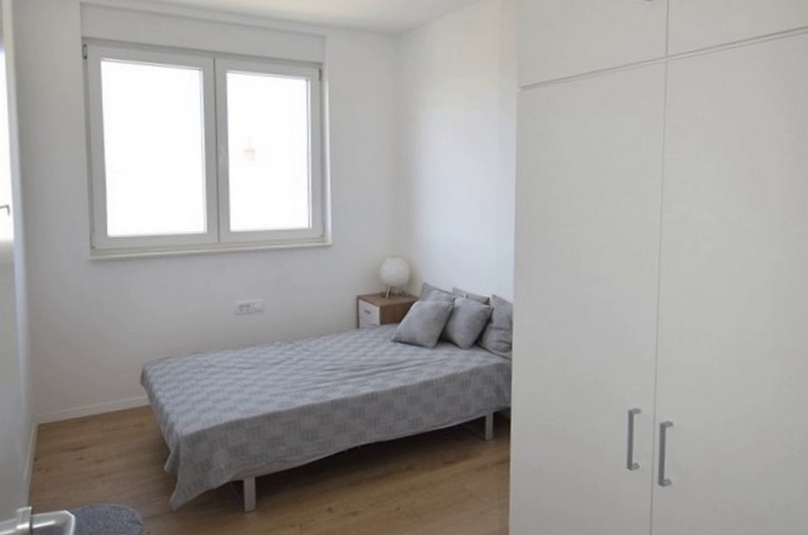 Druga sypialnia z łóżkiem i szafą