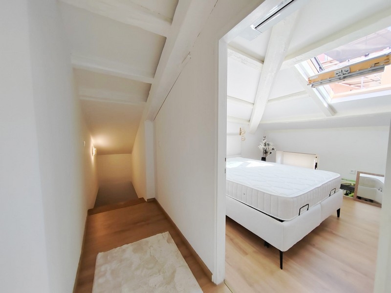 Hol na piętrze z przejściem do sypialni