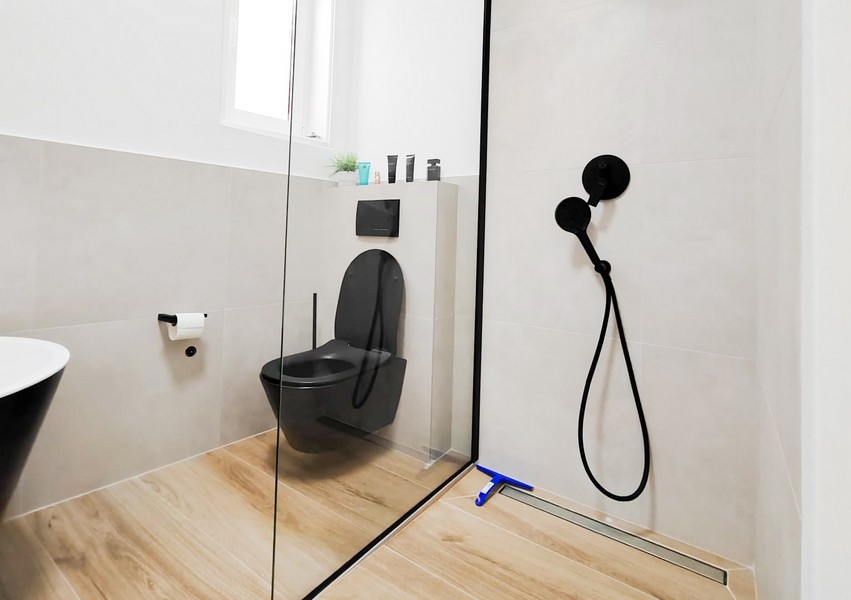 Łazienka z czarną toaletą.