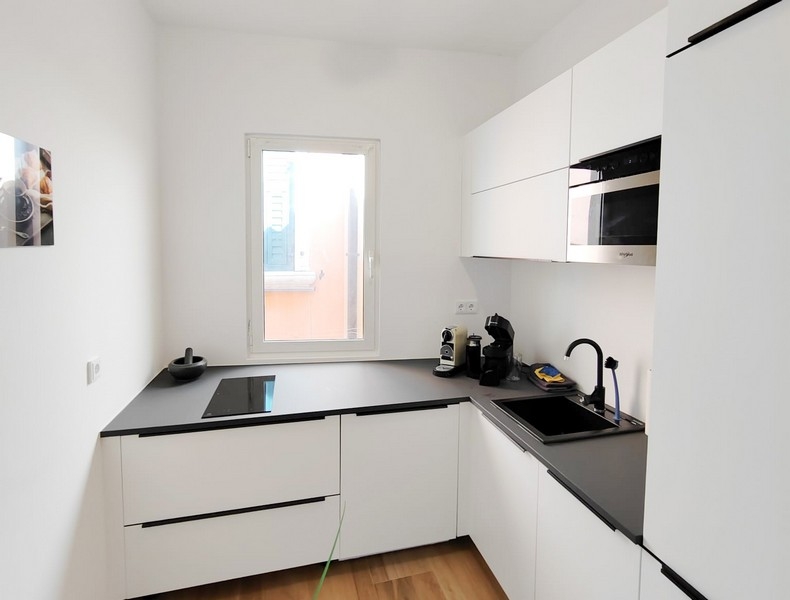 Nowoczesna kuchnia w kolorze białym z oknem