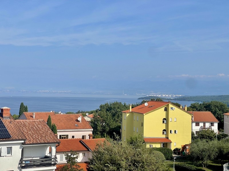 Widok na morze z apartamentu A3737 na wyspie Krk.