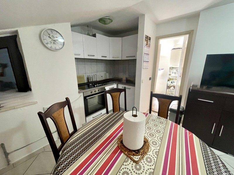 Kuchnia z jadalnią i widokiem na salon