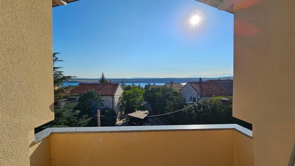 Widok na morze z balkonu apartamentu A3739 w Crikvenicy w Chorwacji.