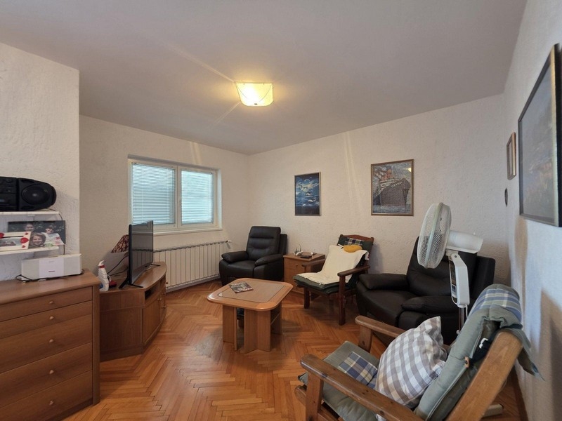 Umeblowana część dzienna nieruchomości A3741 w Chorwacji.