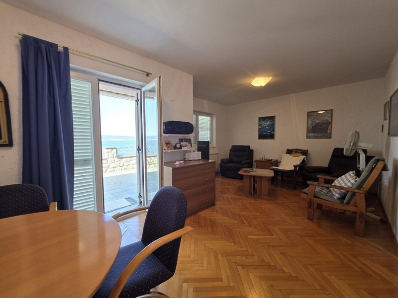 Pokój dzienny i wyjście na taras nieruchomości A3741.