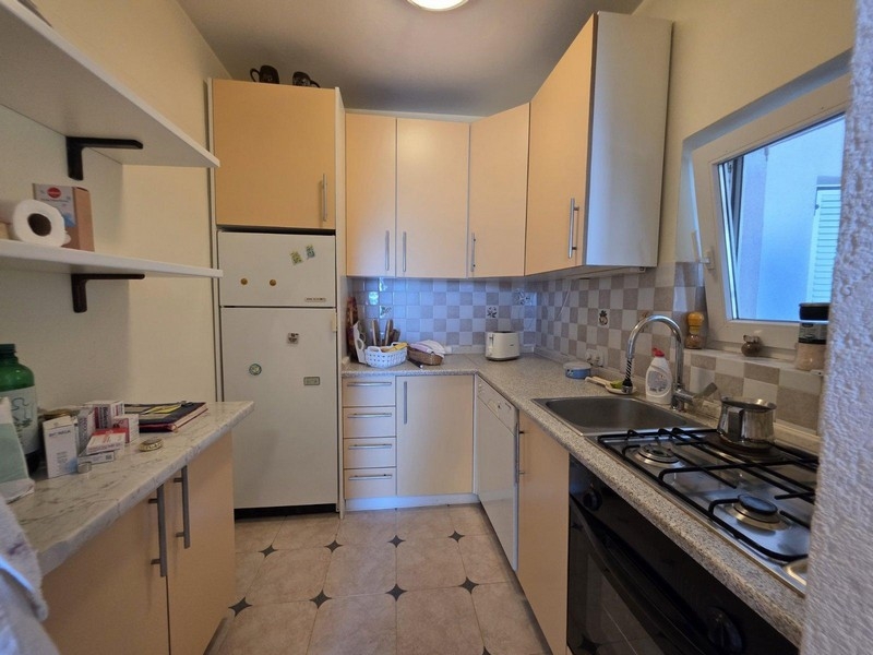 Kuchnia mieszkania w Crikvenicy z wyposażoną kuchnią