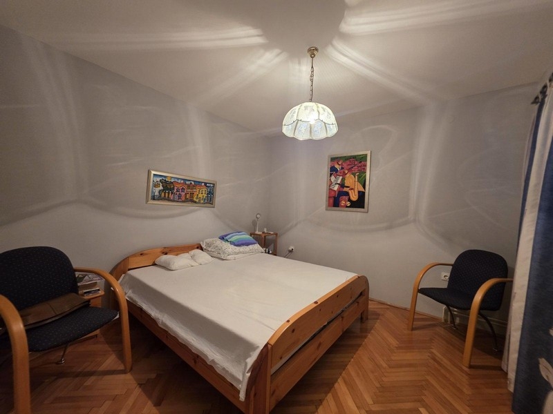 Sypialnia z podwójnym łóżkiem i miejscem do siedzenia