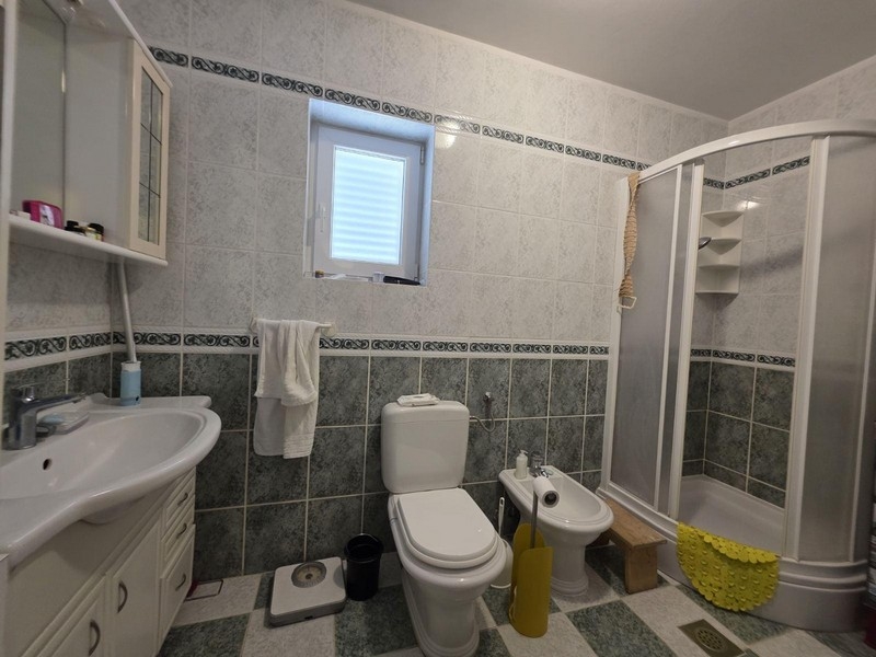 Łazienka z prysznicem, toaletą i bidetem