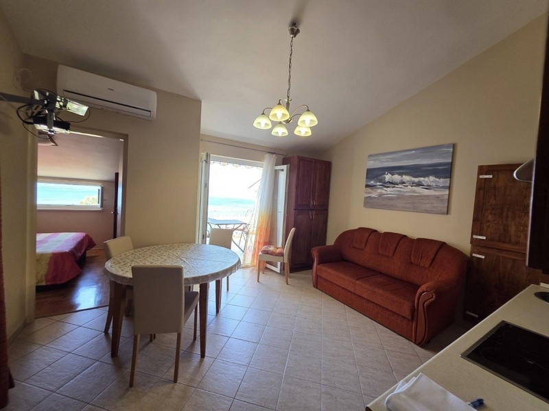 Jasny salon z widokiem na morze i wyjściem na taras