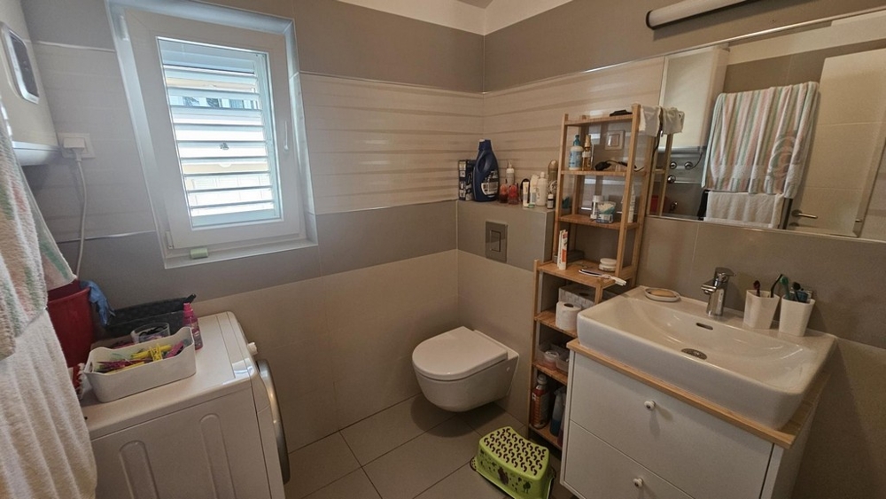 Łazienka z pralką i oknem