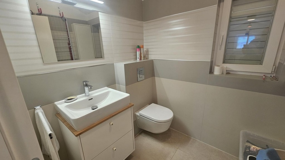 Nowoczesna łazienka z umywalką i toaletą