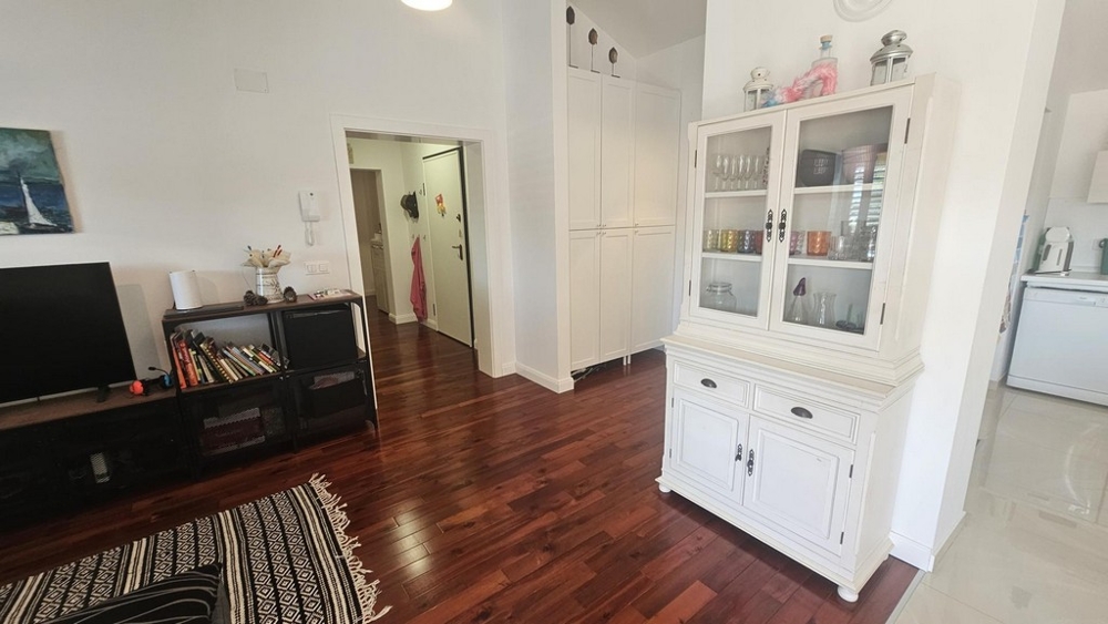 Jasny salon z witryną i meblami telewizyjnymi