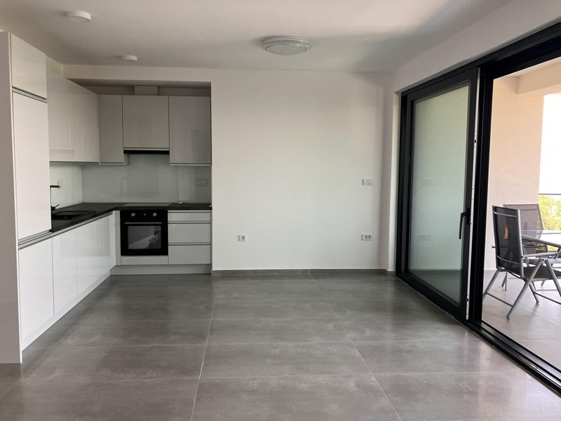 Nowoczesna kuchnia z zabudową w nowym mieszkaniu w Chorwacji