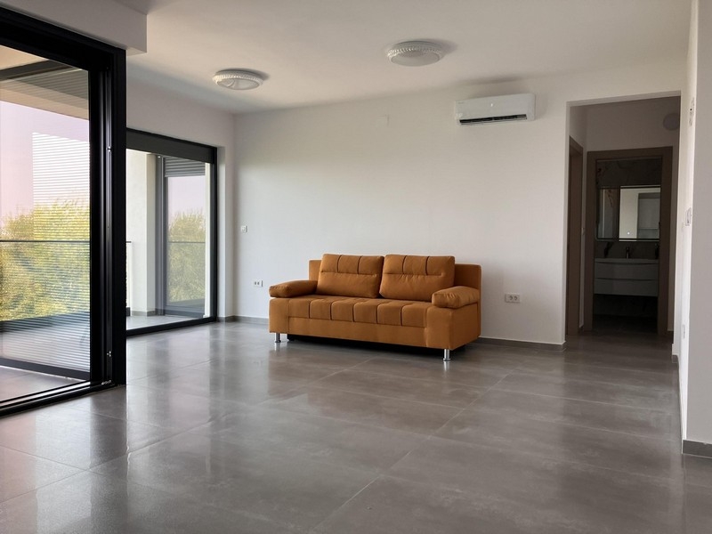 Jasny salon z sofą i klimatyzacją w Chorwacji