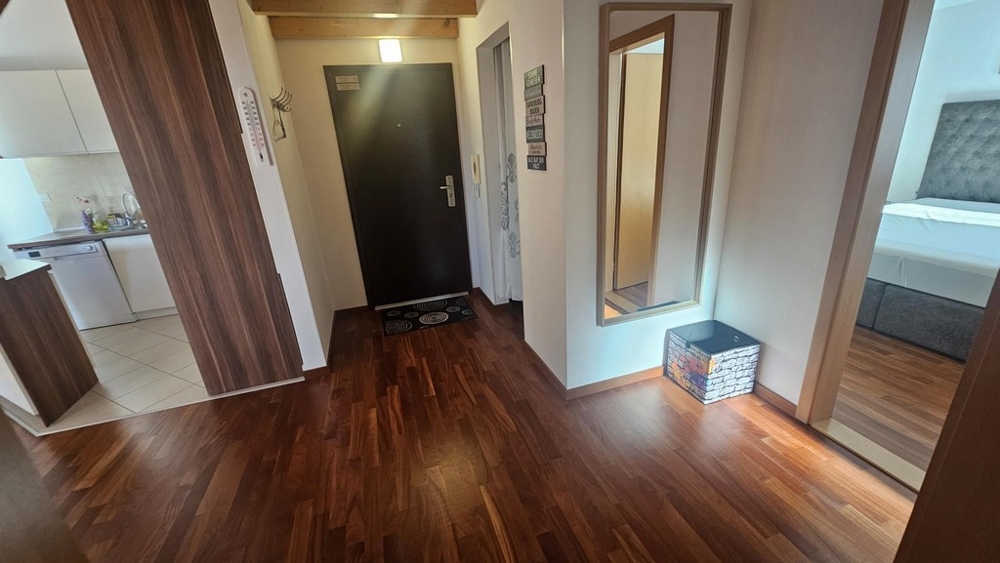 Strefa wejściowa z korytarzem i widokiem na kuchnię