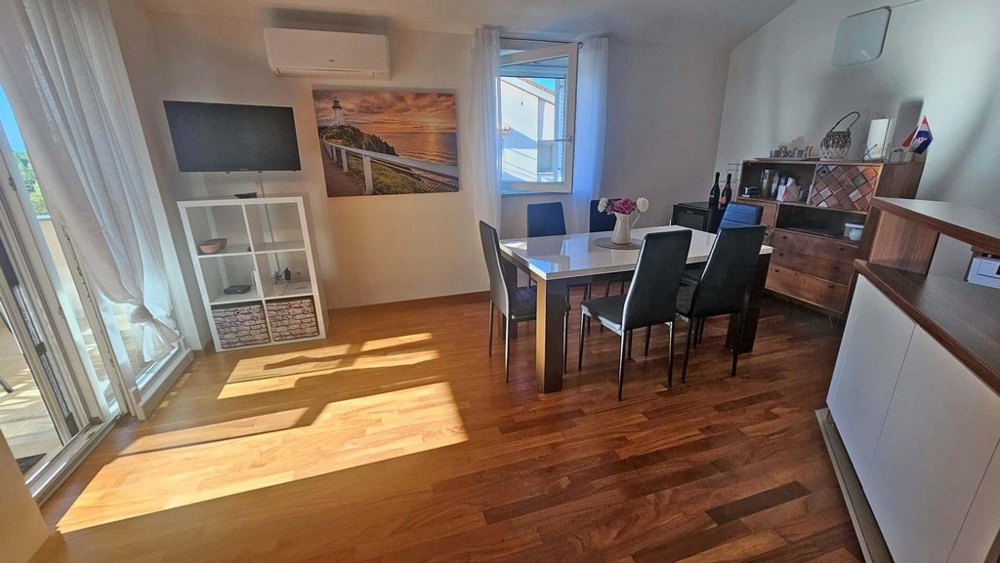 Powierzchnia klimatyzowana z wysokiej jakości parkietem.