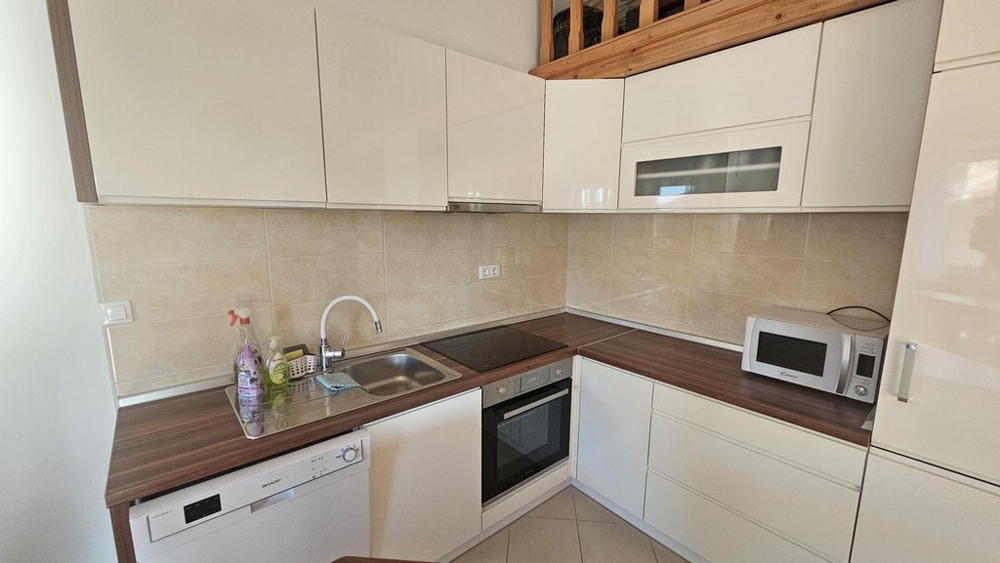 Nowocześnie wyposażona kuchnia z urządzeniami elektrycznymi i blatem do pracy