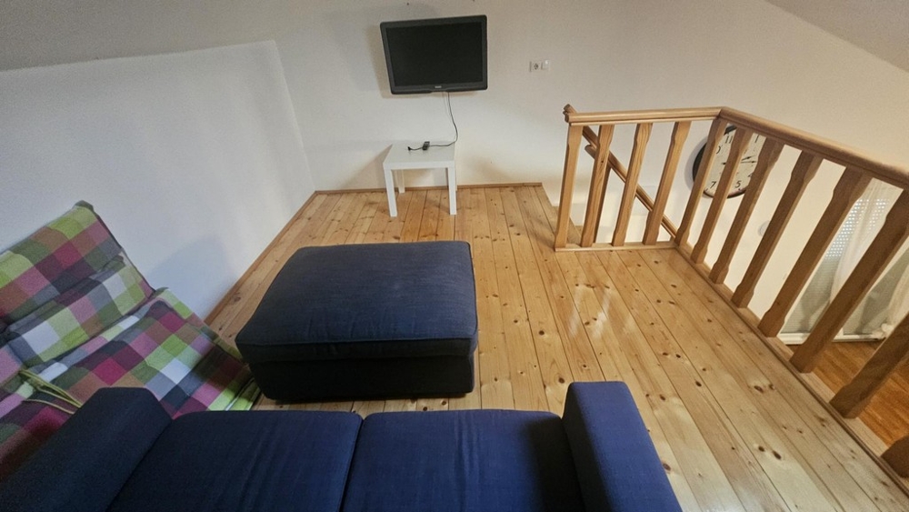 Galeria z częścią wypoczynkową i telewizorem