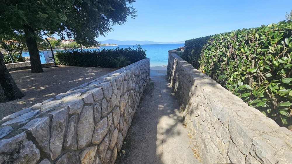 Ścieżka do morza z posesji A3748 na wyspie Krk w Chorwacji.