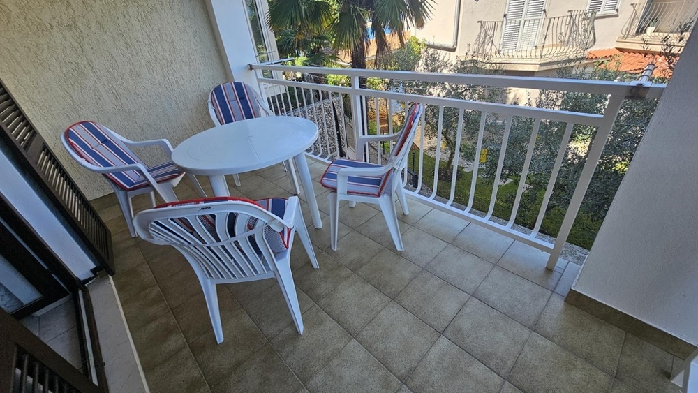 Zadaszony taras apartamentu A3748, który jest na sprzedaż w Chorwacji.