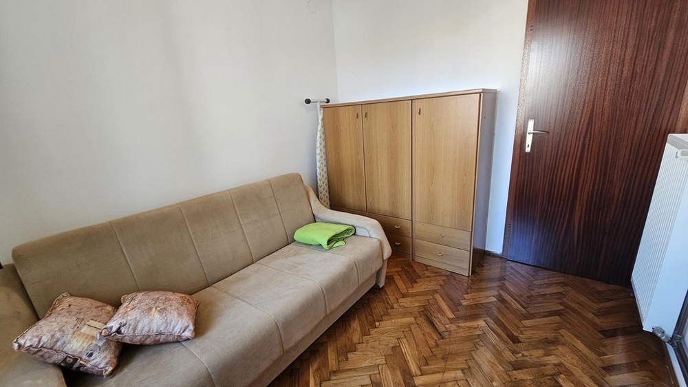 Sypialnia z sofą i szafą