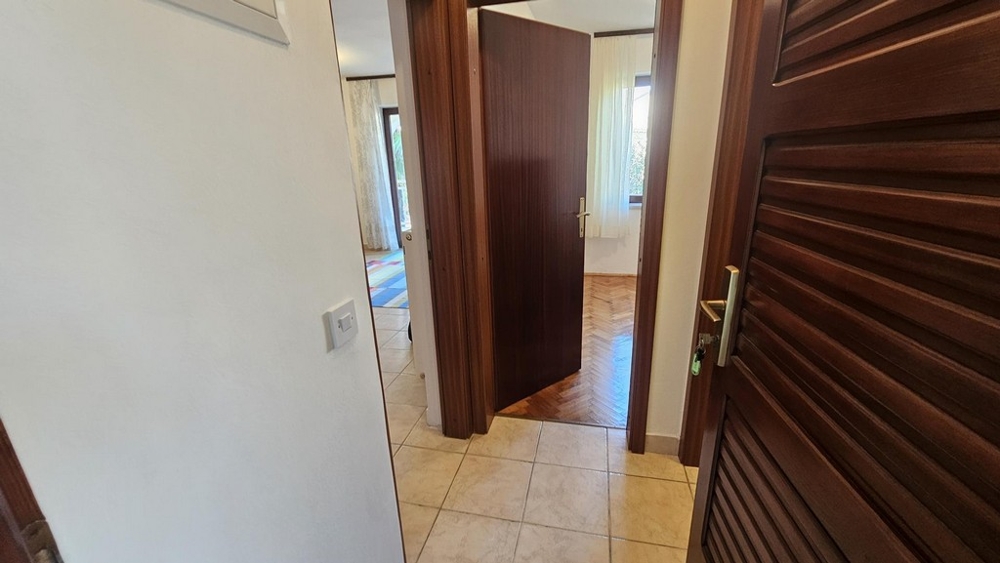 Przedpokój z przejściem do salonu i sypialni