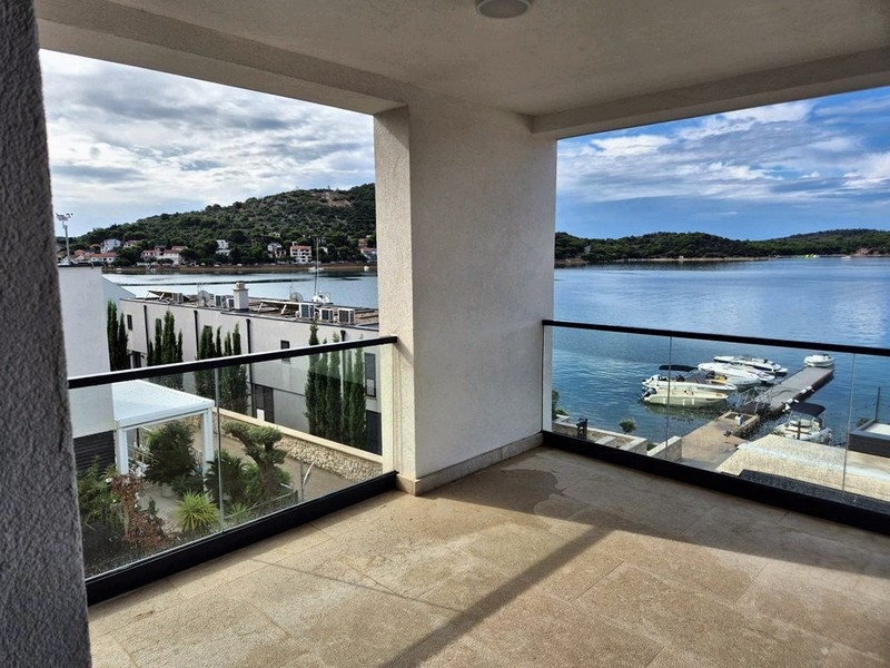 Widok na morze z nieruchomości A3749 w Tisno w Chorwacji.