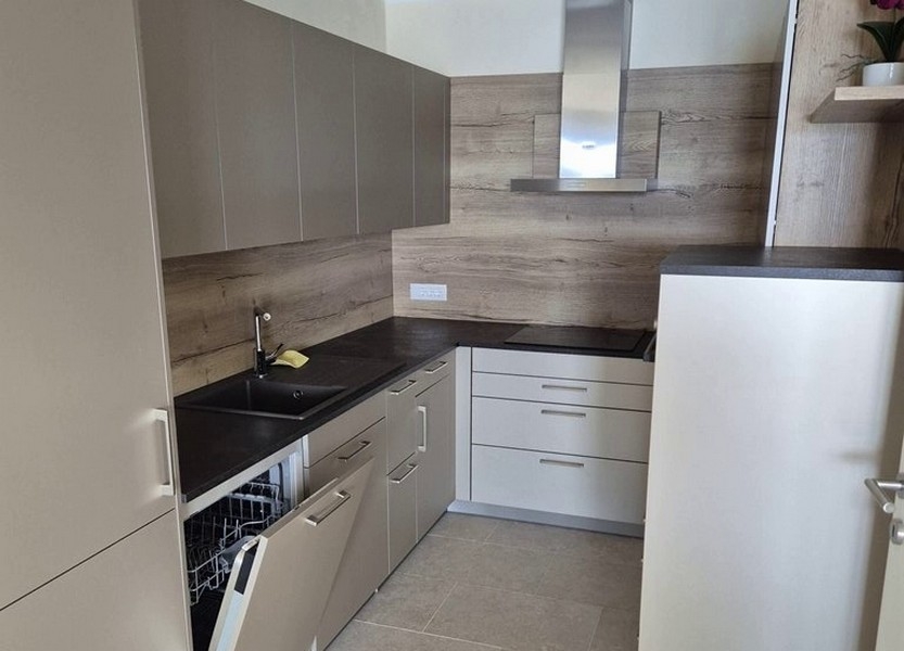 Nowocześnie wyposażona kuchnia ze sprzętem AGD