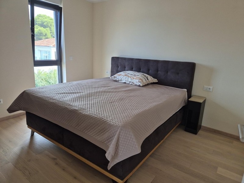 Sypialnia z podwójnym łóżkiem i oknem