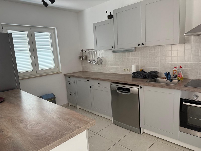 Kuchnia z wyposażoną kuchnią i oknem