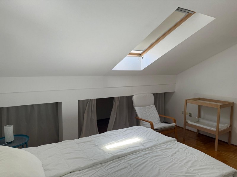 Sypialnia na poddaszu ze świetlikiem