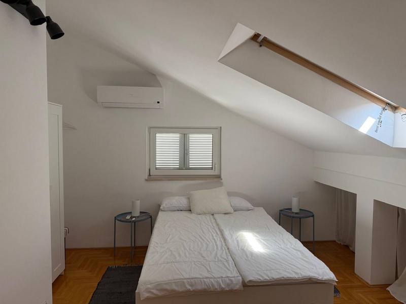 Sypialnia na poddaszu z podwójnym łóżkiem