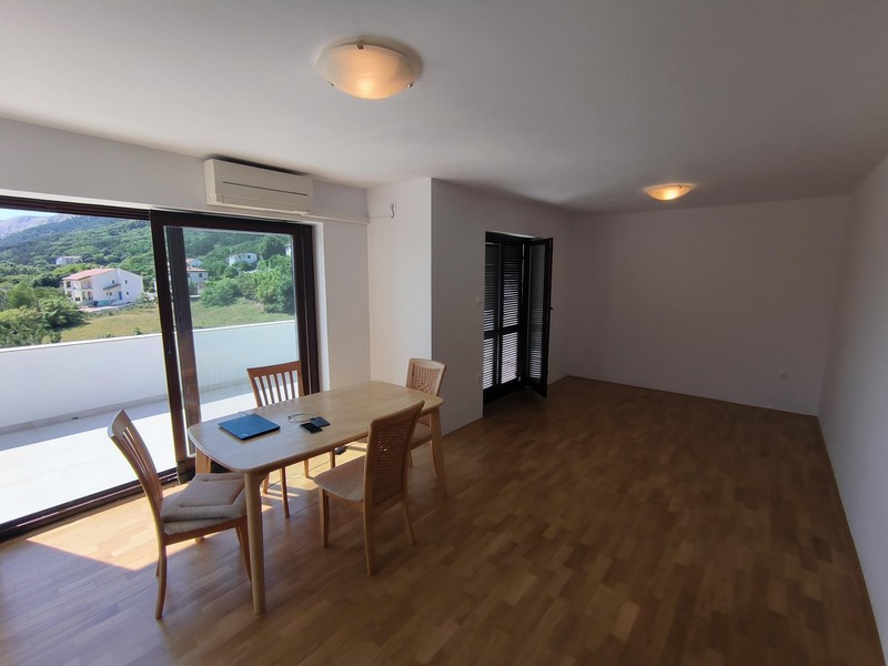 Jasny salon z parkietem i wyjściem na taras