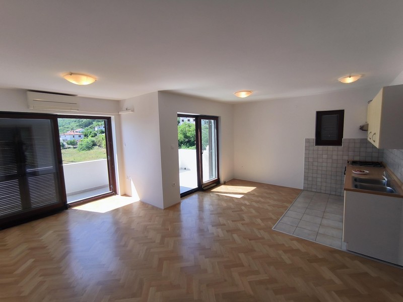 Otwarty salon i jadalnia z wyjściem na balkon