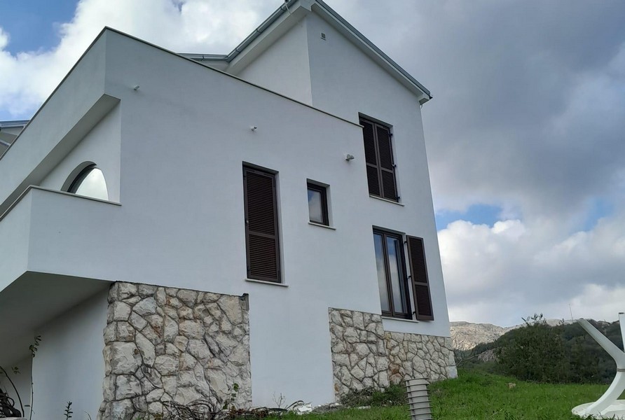 Nowoczesny dom z kamienną fasadą i białymi ścianami