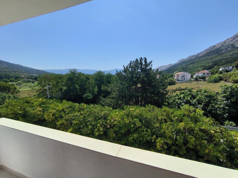 Balkon z widokiem na zieleń i wzgórza