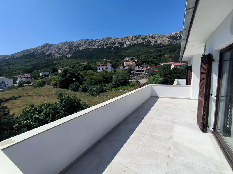 Taras z widokiem na góry i okoliczne domy