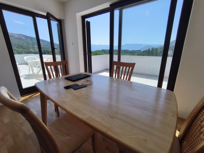 Jadalnia z dostępem do dużego tarasu i panoramicznym widokiem