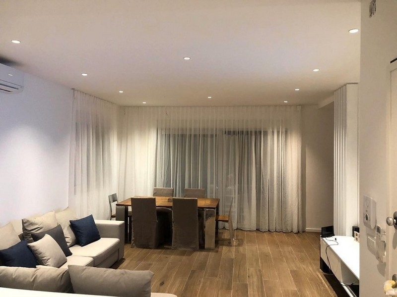 Jasny salon z sofą i jadalnią