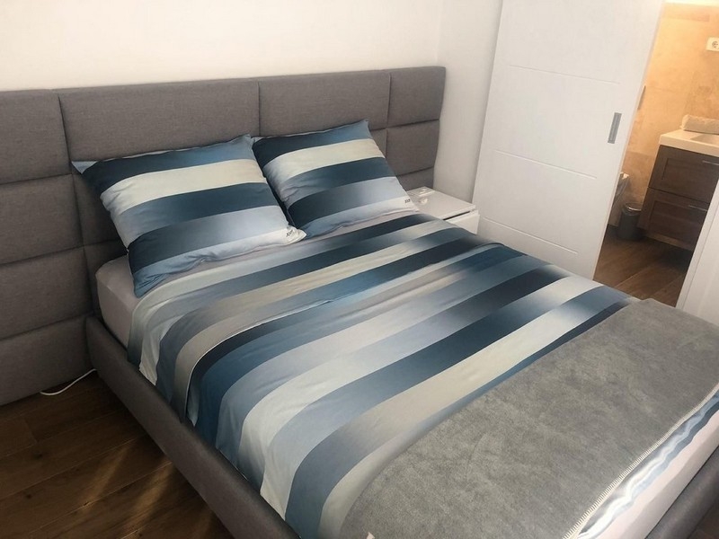 Sypialnia z łóżkiem małżeńskim i dostępem do łazienki