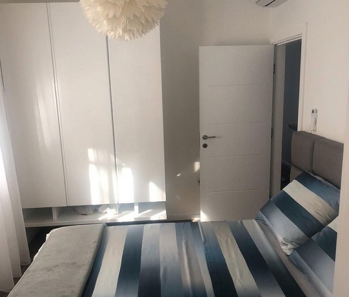 Sypialnia z dużą szafą i podwójnym łóżkiem