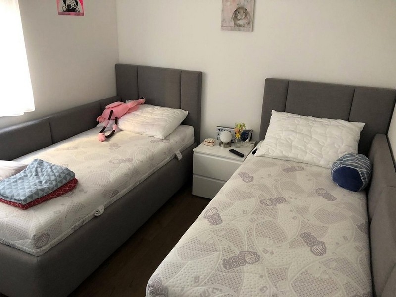 Pokój gościnny z dwoma pojedynczymi łóżkami