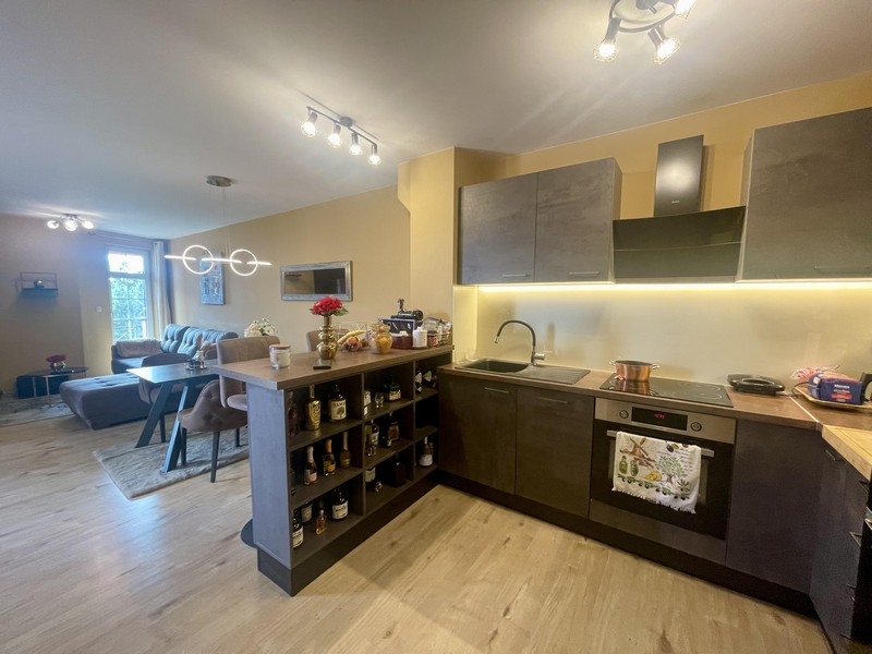 Otwarta kuchnia z jadalnią i widokiem na salon