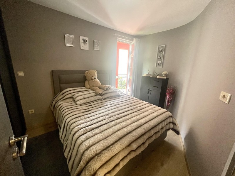 Sypialnia z łóżkiem małżeńskim i dostępem do balkonu