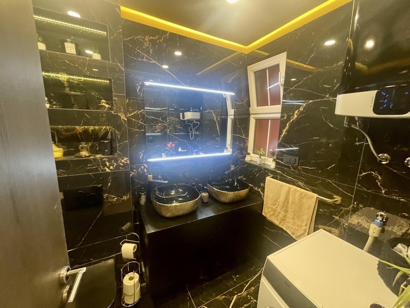 Nowoczesna łazienka z podwójną umywalką i lustrem