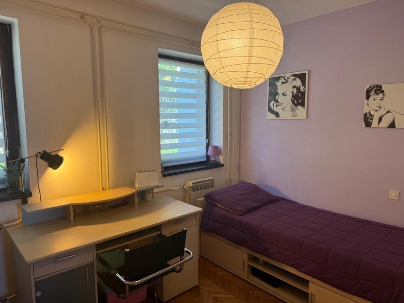 Pokój dziecięcy z biurkiem i łóżkiem