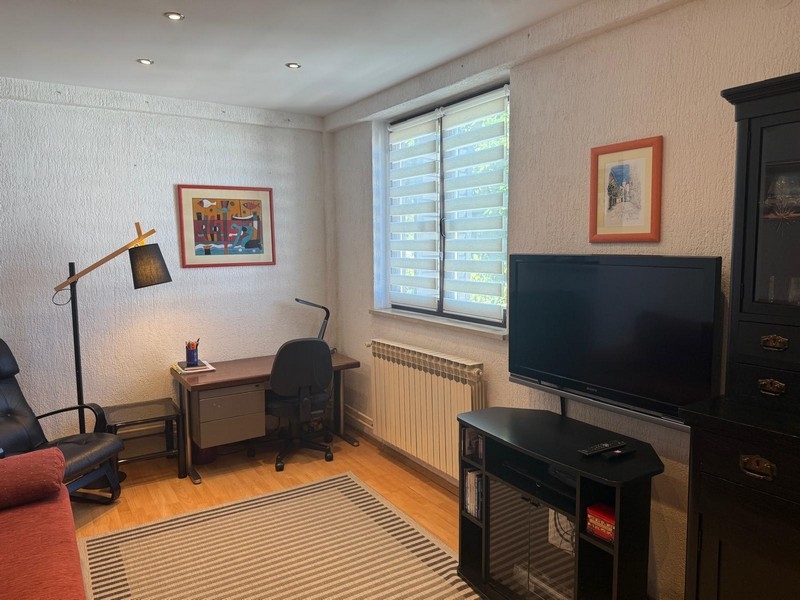 Pokój do nauki z biurkiem i telewizorem