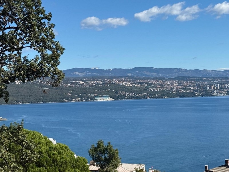 Widok na morze z apartamentu na wybrzeże i góry